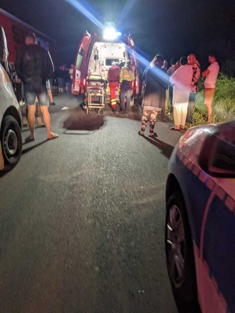 Tragedie în Galați: Un băiat de 18 ani şi o tânără de 25 de ani au murit, după ce maşina în care se aflau a intrat într-un TIR parcat
