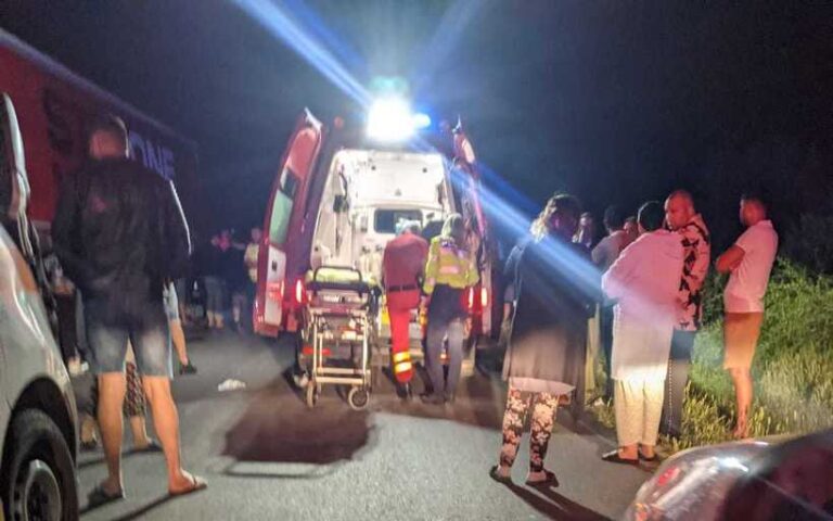 Tragedie în Galați: Un băiat de 18 ani şi o tânără de 25 de ani au murit, după ce maşina în care se aflau a intrat într-un TIR parcat