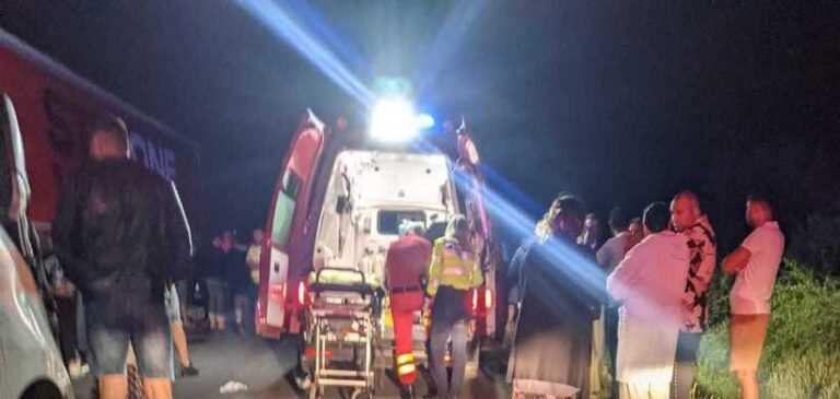 Tragedie în Galați: Un băiat de 18 ani şi o tânără de 25 de ani au murit, după ce maşina în care se aflau a intrat într-un TIR parcat