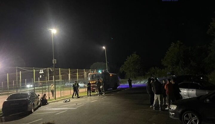 VIDEO| Un şofer a intrat cu maşina într-un grup de tineri în Caraş- Severin. Trei persoane au fost duse la spital