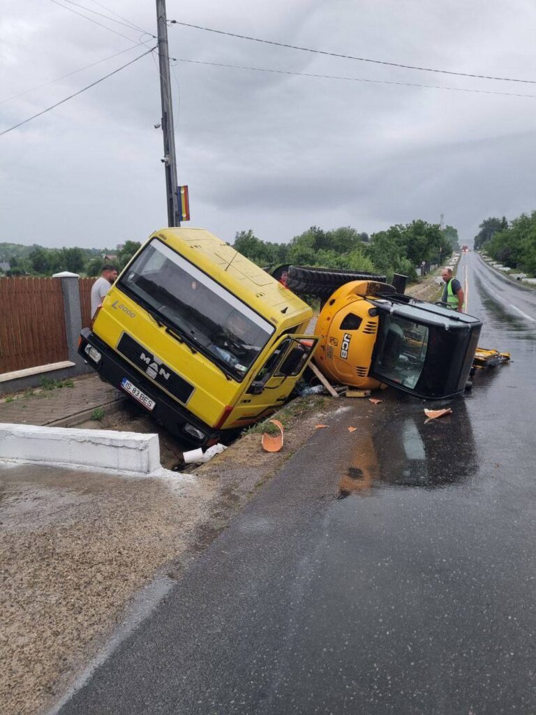  Accident la Grajduri: un camion care transporta un excavator a intrat în balans și s-a răsturnat