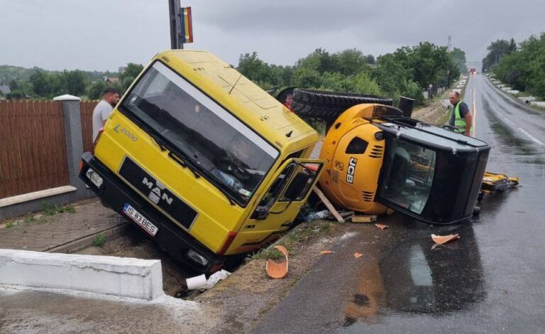 Accident la Grajduri: un camion care transporta un excavator a intrat în balans și s-a răsturnat