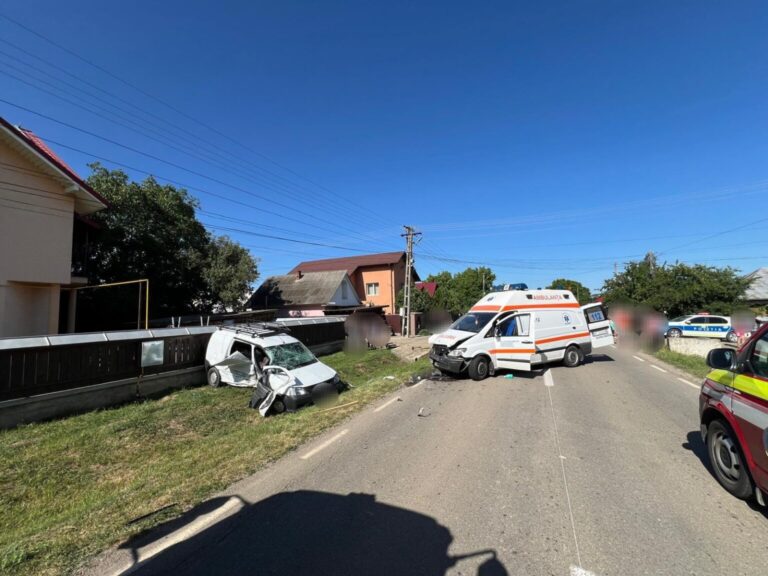 Accident grav în Neamț. Ambulanţă lovită de o maşină care nu i-a acordat prioritate