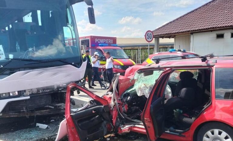Grav accident de circulație în Bihor. Doi adulţi au murit iar un copil a fost rănit, după ce un autocar şi un autoturism s-au ciocnit