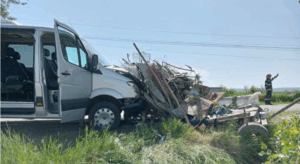 Un microbuz cu șapte ucraineni, care circula pe un drum din Botoșani, a lovit o căruță în care se aflau două persoane