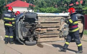 Accident grav la Botoșani: Un autoturism s-a răsturnat, după ce două maşini în care se aflau şapte persoane au intrat în coliziune. Trei copii şi două femei au ajuns la spital