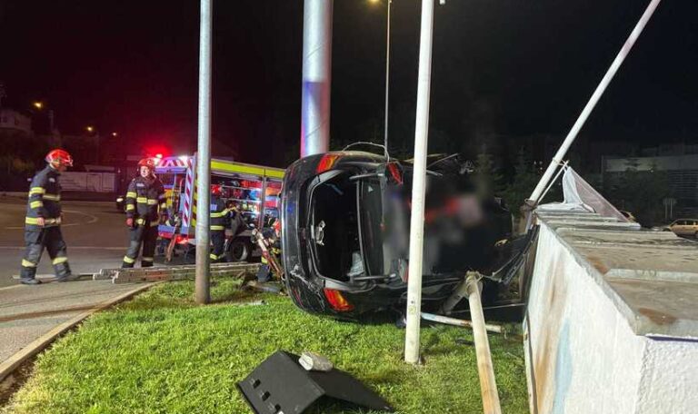 Un șofer din Cluj, care avea permisul suspendat din cauza alcoolului, a murit după ce a provocat un accident grav. Nu a văzut un sens giratoriu, iar maşina pe care o conducea s-a răsturnat, oprindu-se în zidul unei benzinării