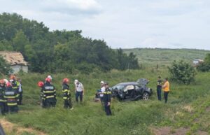 O tânără de 27 de ani a rămas încarcerată după ce autoturismul în care se afla a fost lovit de un tren care circula pe ruta Iași  - Dorohoi