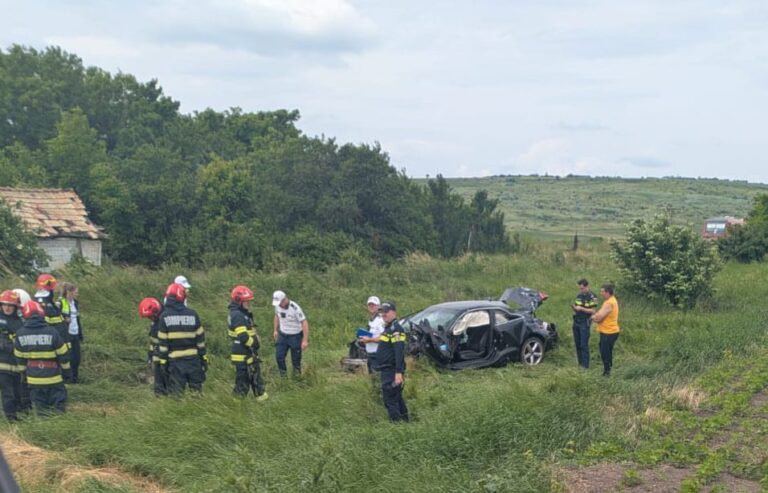 O tânără de 27 de ani a rămas încarcerată după ce autoturismul în care se afla a fost lovit de un tren care circula pe ruta Iași  - Dorohoi