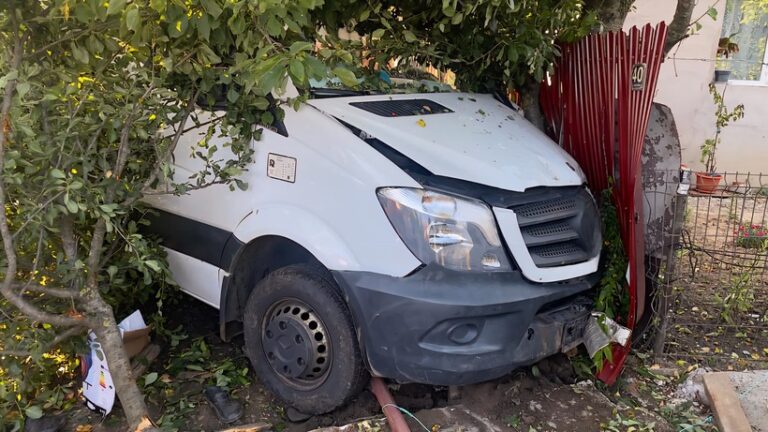 Giurgiu: Trei femei, lovite în faţa unei curţi de un microbuz al cărui şofer a pierdut controlul direcţiei