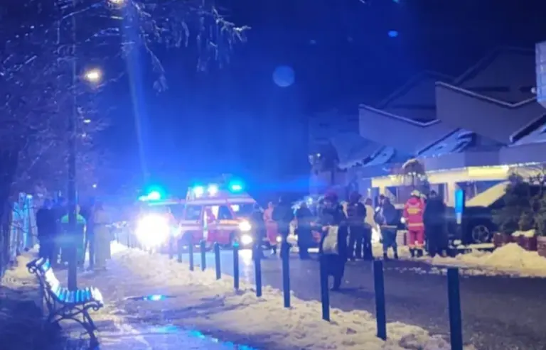 S-a certat cu iubita și, beat fiind, a urcat la volan și a omorât un cuplu de tineri de 21 de ani. După trei luni s-a intors bine-merci la serviciu: e polițist la Iași