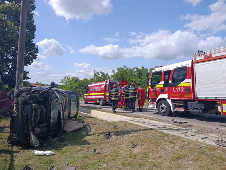 Accident grav la Rediu: O mașină s-a răsturnat la marginea șoselei - FOTO