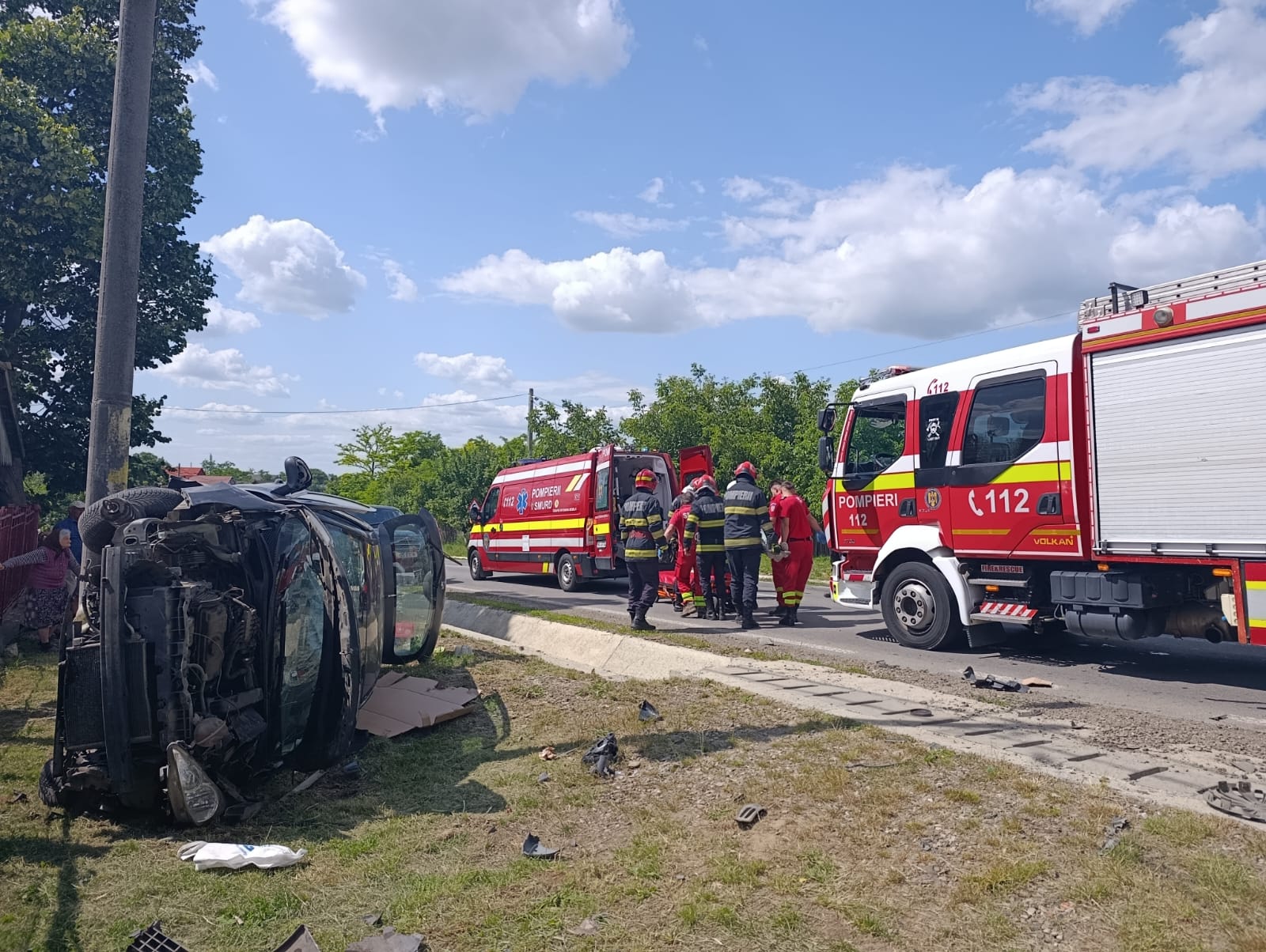 Accident grav la Rediu: O mașină s-a răsturnat la marginea șoselei - FOTO