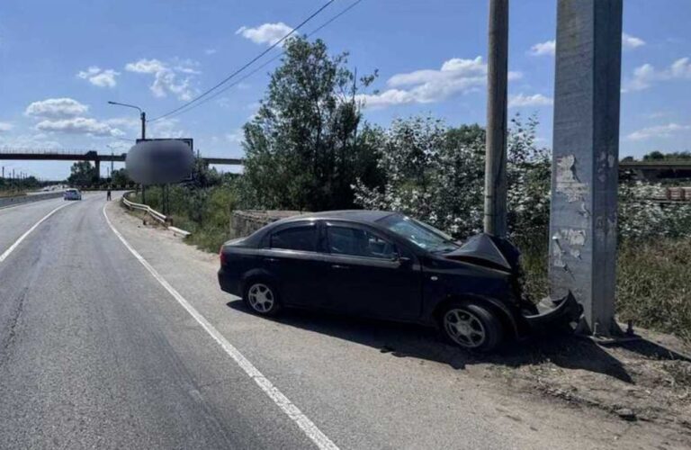Accident în Craiova - Un bărbat de 64 de ani, beat la volan, a intrat cu maşina într-un stâlp - FOTO