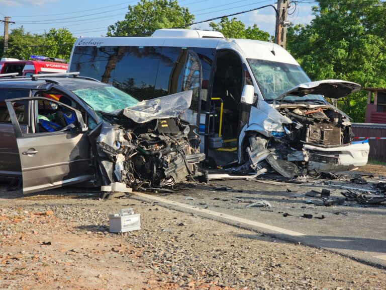 Impact violent între un microbuz și un autoturism pe un drum din Botoșani. Sunt zeci de răniți (Foto/Video)