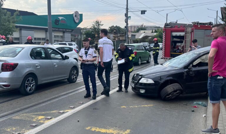 VIDEO Intervenție în dinamică – autoturism răsturnat pe plafon în municipiul Iași