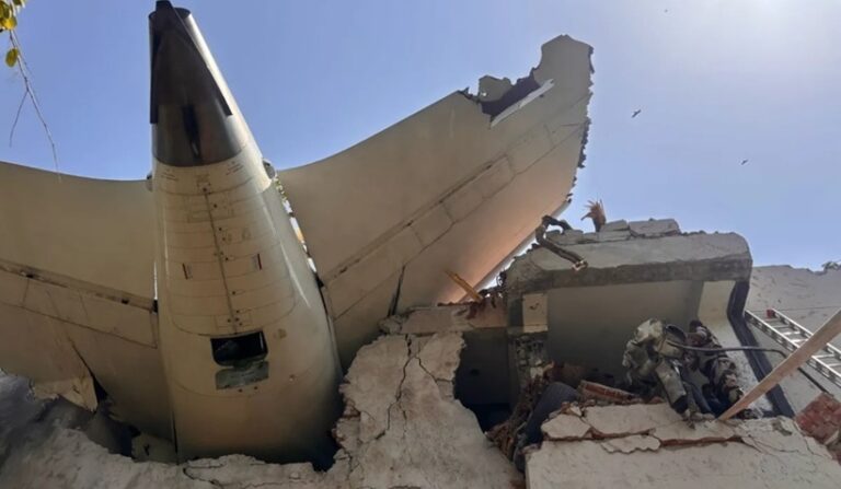 Una dintre cutiile negre ale zborului 171 Air India, găsită la o zi după drama de la Ahmedabad