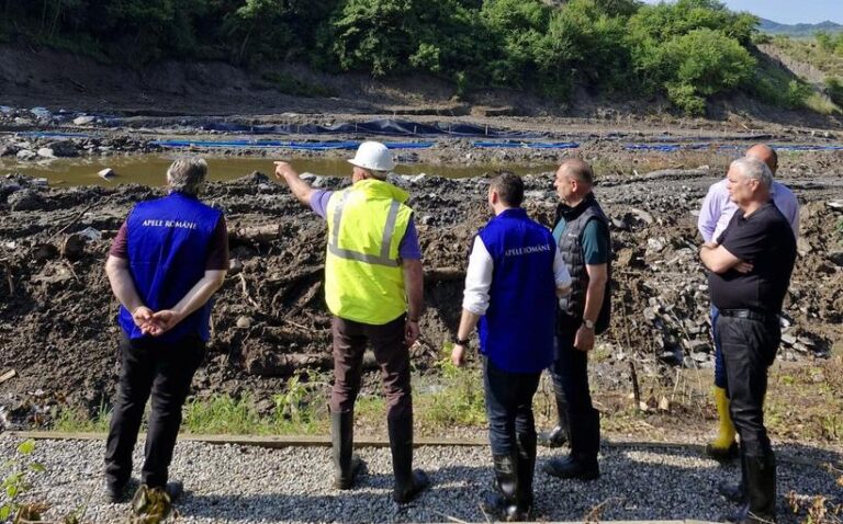 Ultimele date despre situaţia gravă de la Salina Praid: rocă prăbuşită, sufoziuni unite, fisuri mari pe drumul tehnologic şi apă salină ieşită la suprafaţă