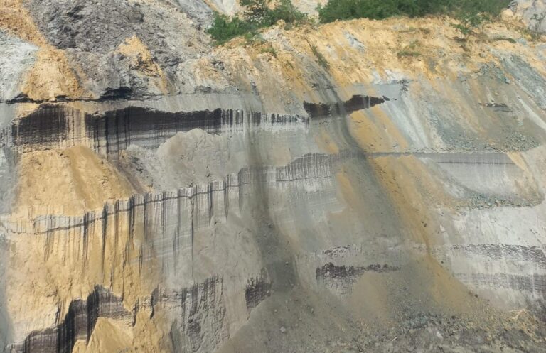 Ministerul Energiei anunţă că au avut loc alunecări de teren la cariera Tismana. Nu au existat persoane rănite.