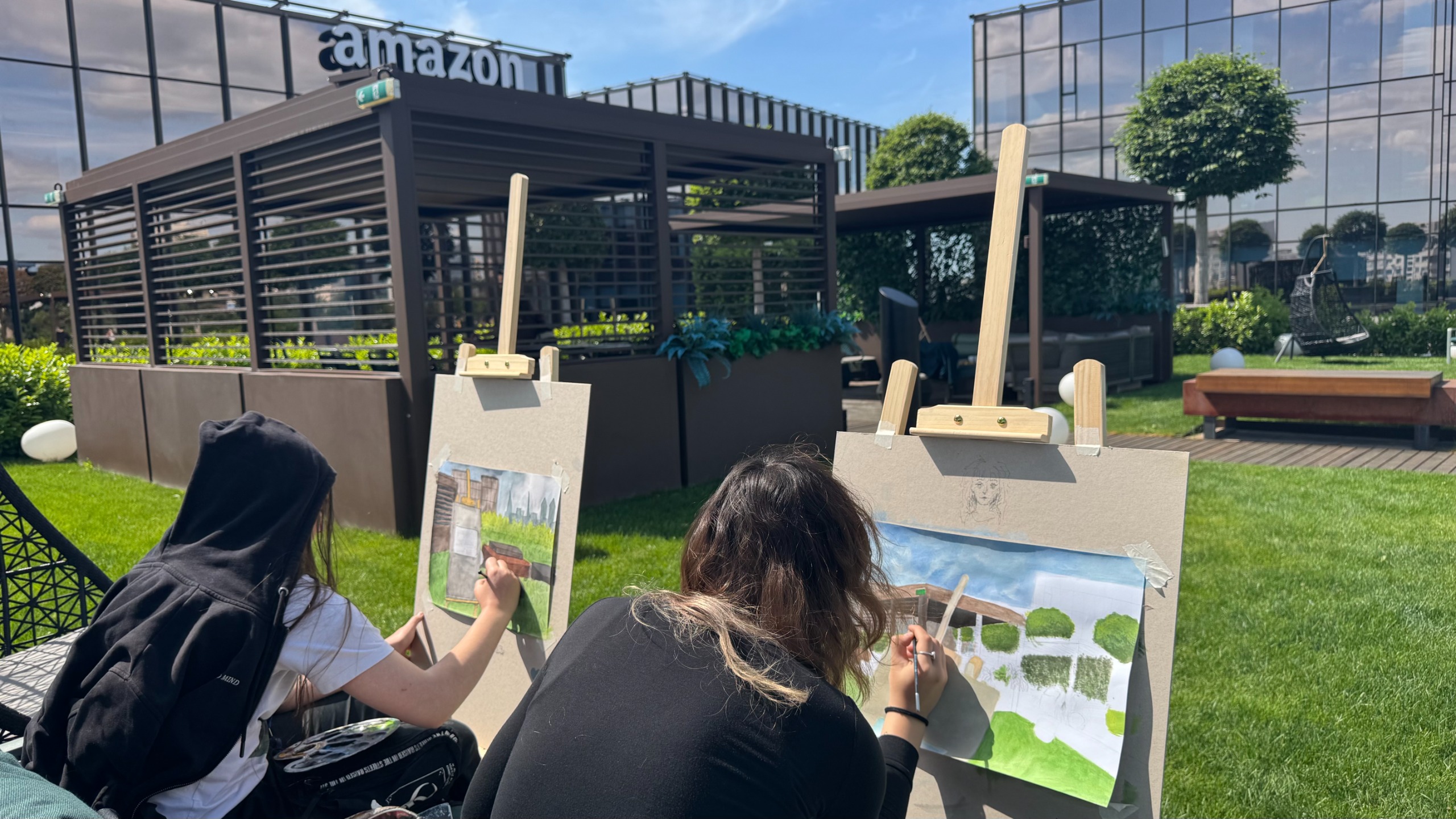 Artă pe terasa Amazon Iași, la Palas: 70 de elevi de la Colegiul „Băncilă” au creat lucrări inspirate de copilărie și natură