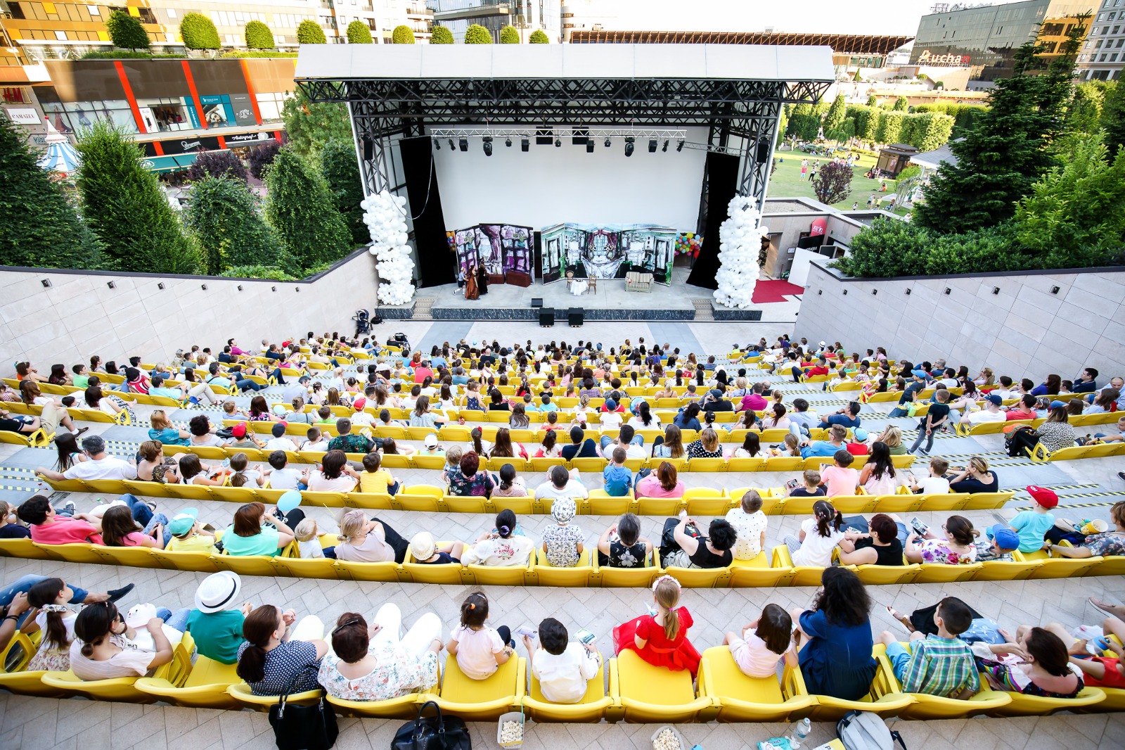 Teatru sub cerul verii, la Amfiteatrul Palas: spectacole pentru toate vârstele, în luna iunie