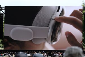Apple pregătește şapte produse ce vor fi purtate pe cap de către utilizatori
