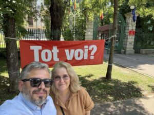 Banner cu mesajul: „Tot voi?”, amplasat la sediul central al PSD. Activist: „Peste 13.000 de membri PSD sunt supăraţi pe conducerea partidului care a guvernat România în ultimii 10 ani!”