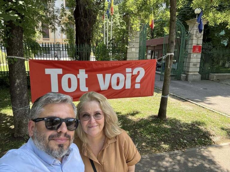 Banner cu mesajul: „Tot voi?”, amplasat la sediul central al PSD. Activist: „Peste 13.000 de membri PSD sunt supăraţi pe conducerea partidului care a guvernat România în ultimii 10 ani!”
