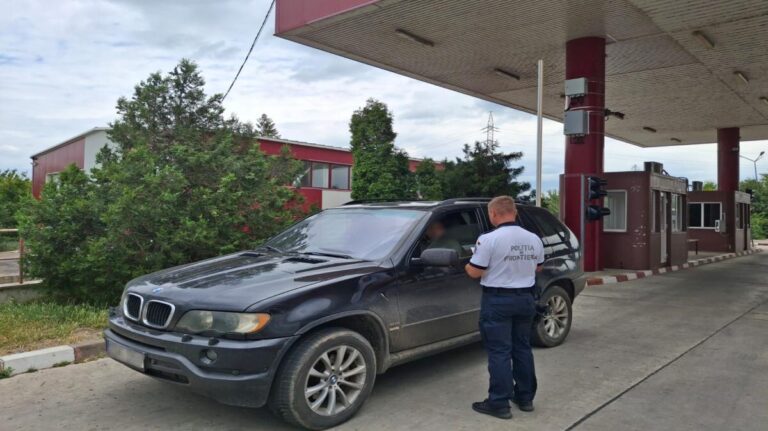 Vameșii ieșeni au oprit la graniță un șofer care încerca să plece din țară beat, la volanul unei mașini cu numere de Olanda