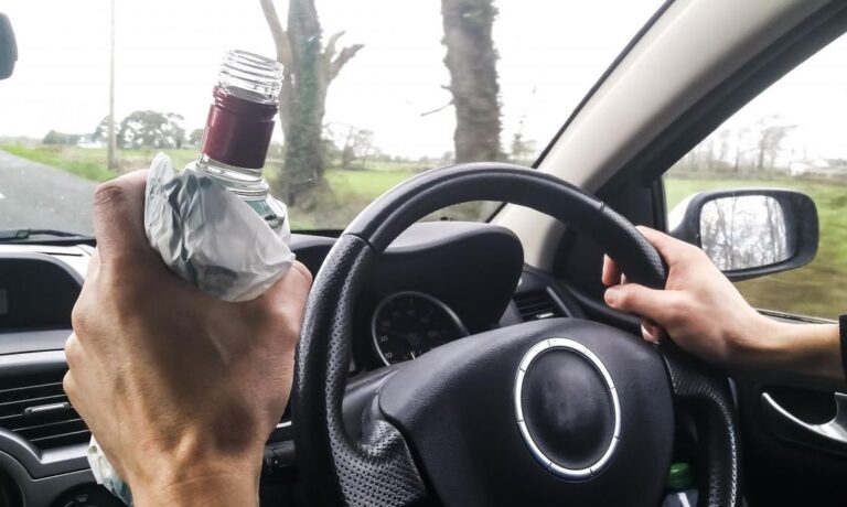 Șoferul abia vorbea de beat ce era: a spus polițiștilor că a mâncat o ciorbă de burtă cu oțet, una rădăuțeană tot cu oțet și o salată cu foarte mult oțet