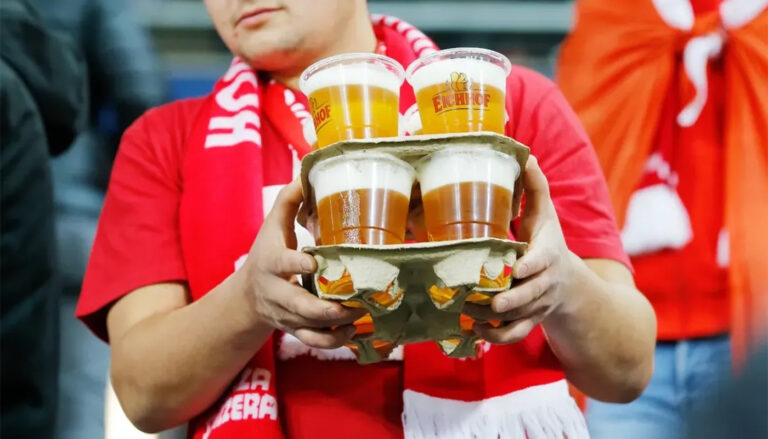 Se va putea bea bere pe stadioane de anul viitor. Un deputat ieșean vrea să modifice o lege de impact în România și, la prima strigare, are majoritate