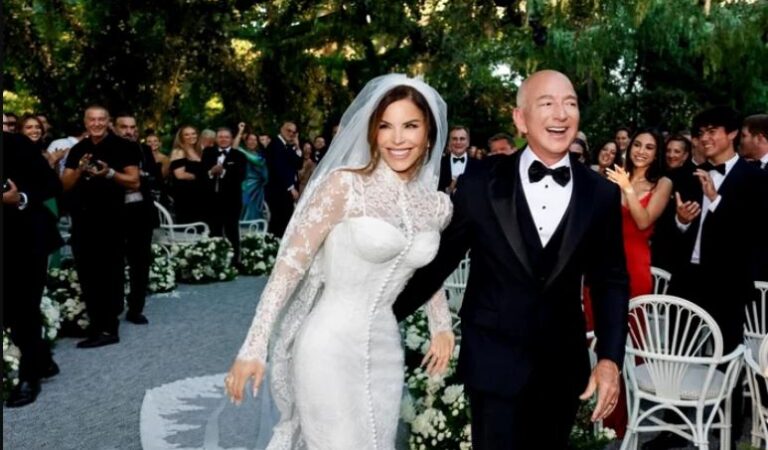Jeff Bezos şi Lauren Sánchez s-au căsătorit. Mireasa a purtat o rochie concepută de Dolce & Gabbana