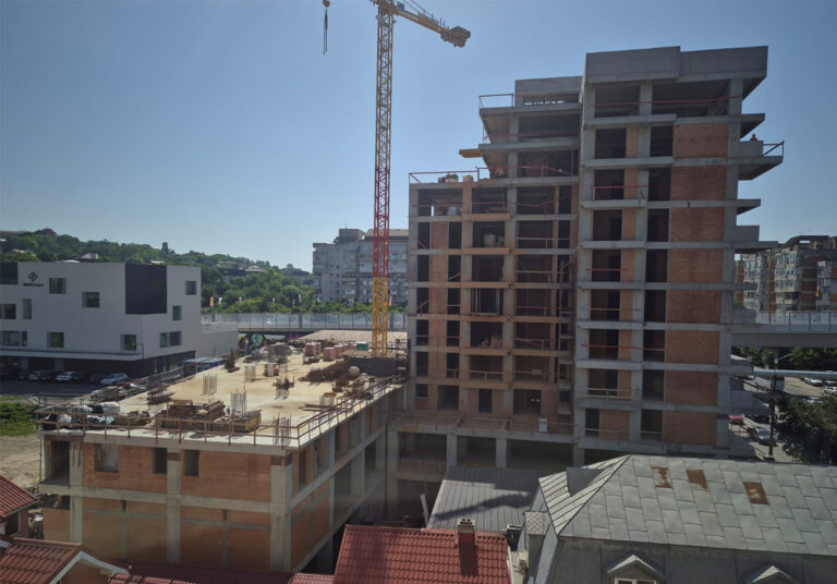 Blocul controversat de lângă pasajul Băncilă, în mijlocul unui scandal. Șantierul, sistat din cauza nerespectării autorizației: etajele ar fi prea înalte