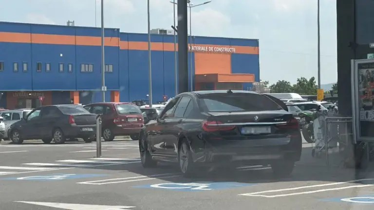 Un vasluian cu BMW a ocupat nu unul, ci două locuri de parcare rezervate persoanelor cu handicap - Foto