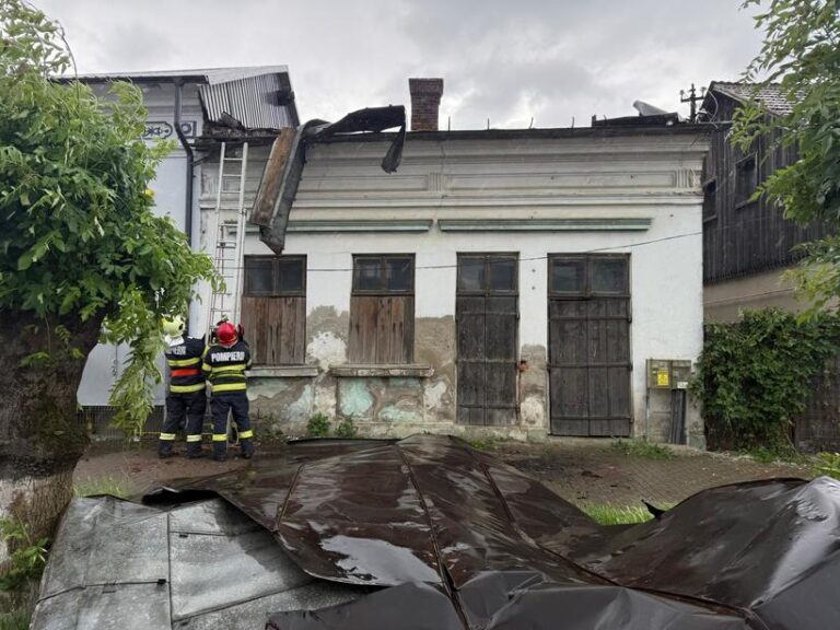 FOTO| Furtunile au făcut ravagii în Moldova. La Suceava, un acoperiş a fost luat de vânt, iar în Neamţ un copac doborât a blocat un drum naţional