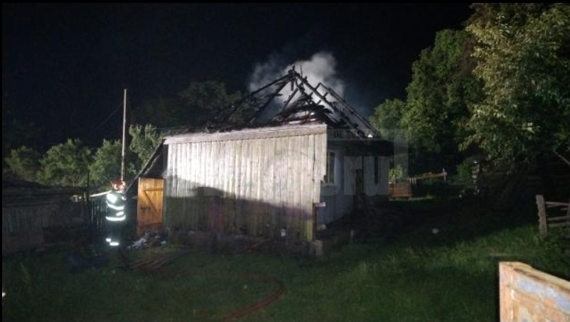 O casă cuprinsă de flăcări: un gest extrem al unui tânăr