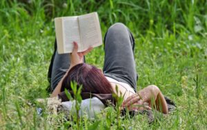 Lectura la firul ierbii: HaiBook, clubul de carte care te scoate din oraș și mută biblioteca în pădure