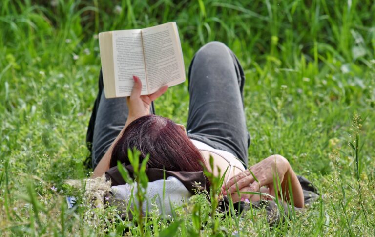 Lectura la firul ierbii: HaiBook, clubul de carte care te scoate din oraș și mută biblioteca în pădure