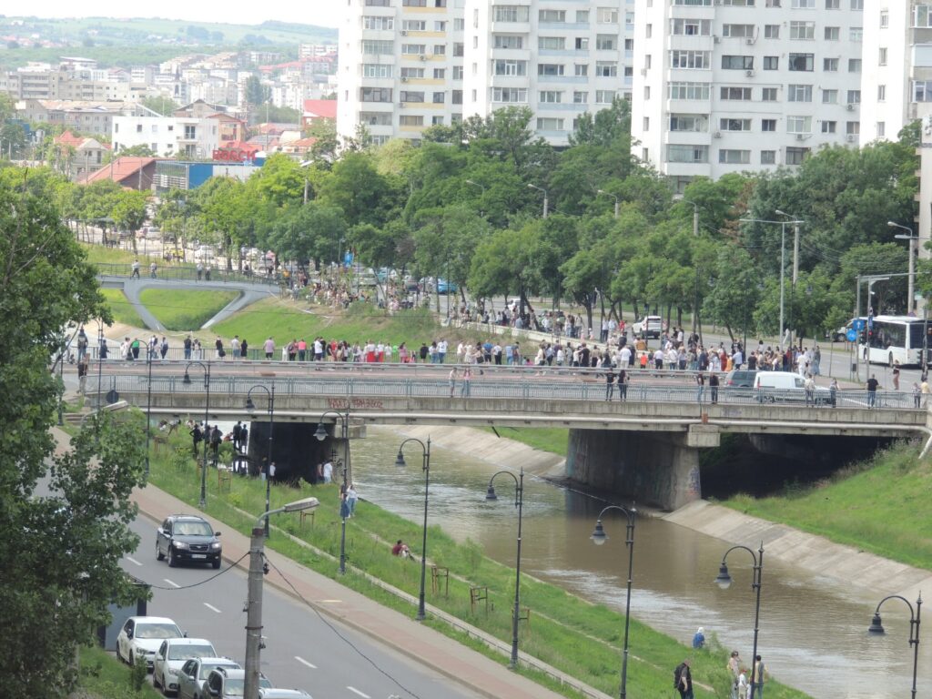 Mizeria și debitul mare al Bahluiului au venit de hac rățuștelor. Cursa, anulată de organizatori