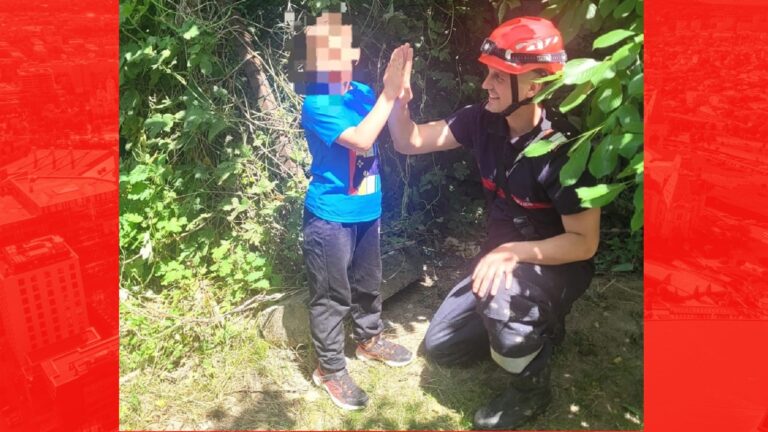 Un copil în vârstă de 7 ani a fost salvat astăzi de pompierii ieșeni, după ce a rămas blocat într-un copac, la o înălțime de aproximativ 4 metri, pe strada Fântânilor din municipiul Iași