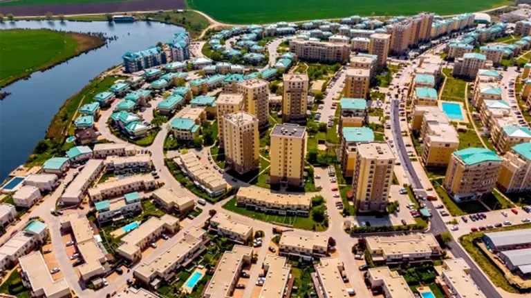 Cu cât s-au ieftinit apartamentele din Cosmopolis, după crima de sâmbătă. Cât costă o garsonieră și un apartament cu 2 camere, acum