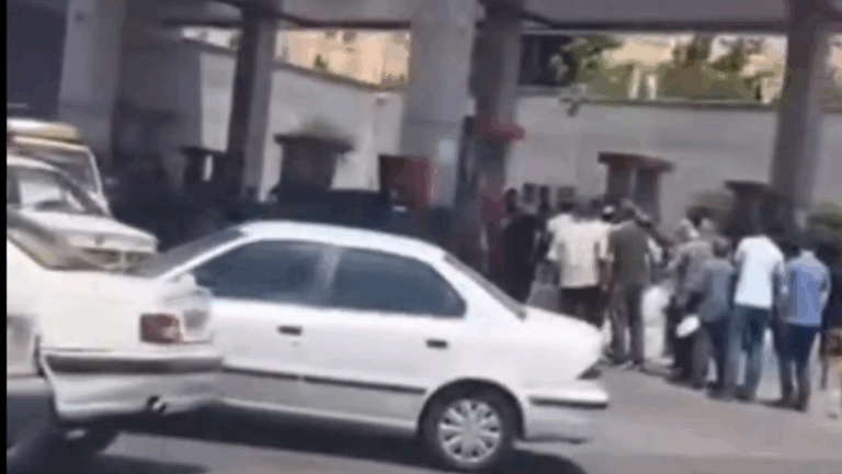 Sute de persoane, inclusiv români, fug din Iran în Azerbaidjan şi Armenia: „Oriunde te duci, sunt cozi mari – este foarte înfricoşător”