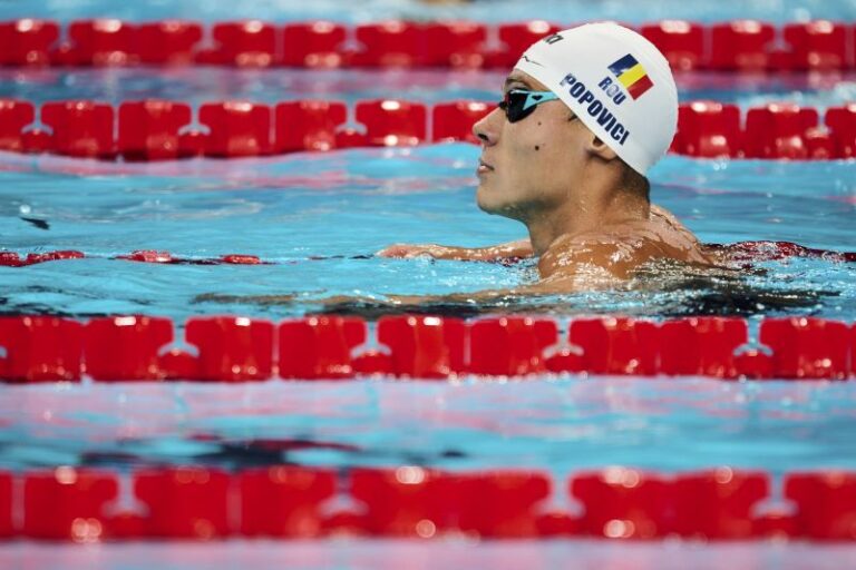 Înot: David Popovici, în semifinale la 100 m liber la Mondialele din Singapore. A avut cel mai bun timp al seriilor