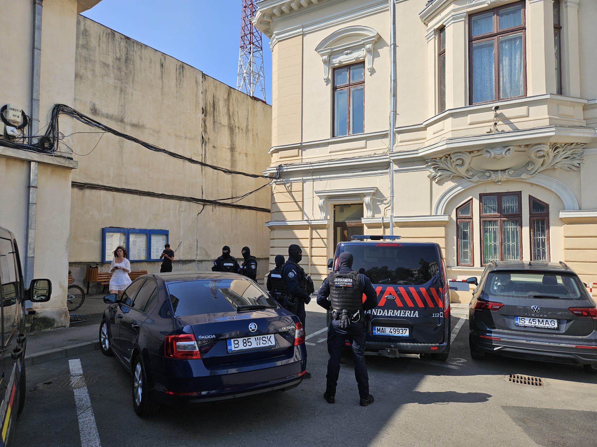 EXCLUSIV Lista „pensionarilor” din cauza cărora mascații antitero au răscolit ieri Primăria. Prejudiciu de 8 milioane de lei