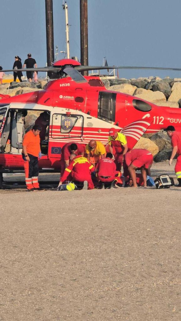 UPDATE O tânără de 21 de ani, salvată de la înec de un adolescent, în Costinești. Victima, transportată cu elicopterul la spital