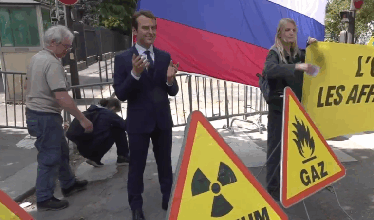 VIDEO - O statuie de ceară a lui Emmanuel Macron a fost furată din Muzeul Grévin şi expusă în faţa Ambasadei Rusiei