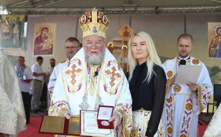 Condamnat la închisoare pentru luare de mită, fostul primar fugar din Baia Mare a fost decorat de Episcopia Maramureșului