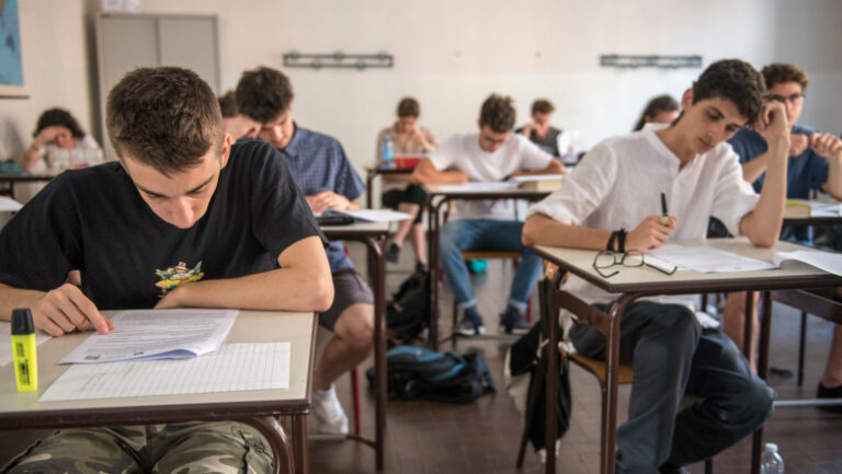Subiecte prea ușoare la Română, la Evaluare. Dificultăți în ierarhizarea elevilor buni: „Vor fi multe note mari la vârf și o departajare dificilă”. Reacții de la Iași