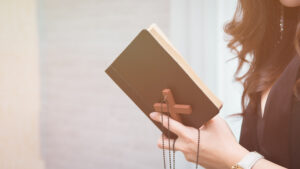 De ce femeile nu pot deveni preot în Biserica Ortodoxă? Argumente biblice și tradiționale