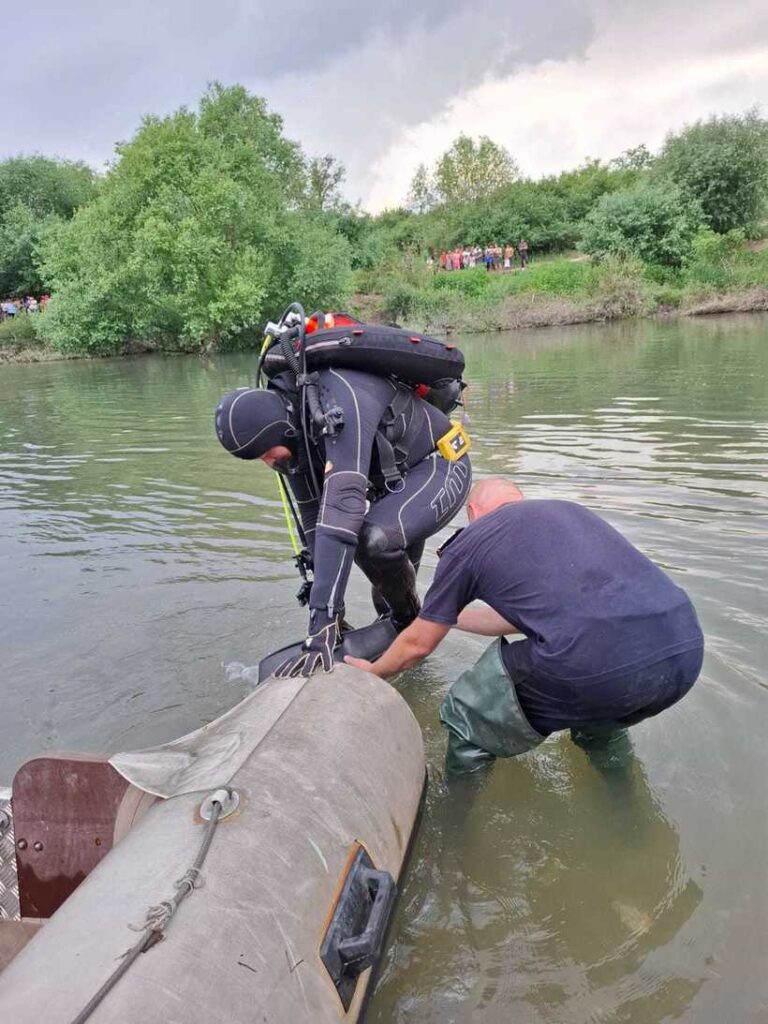  Bihor: Fetiţă înecată în apele Crişului Negru, sub privirile surorii ei